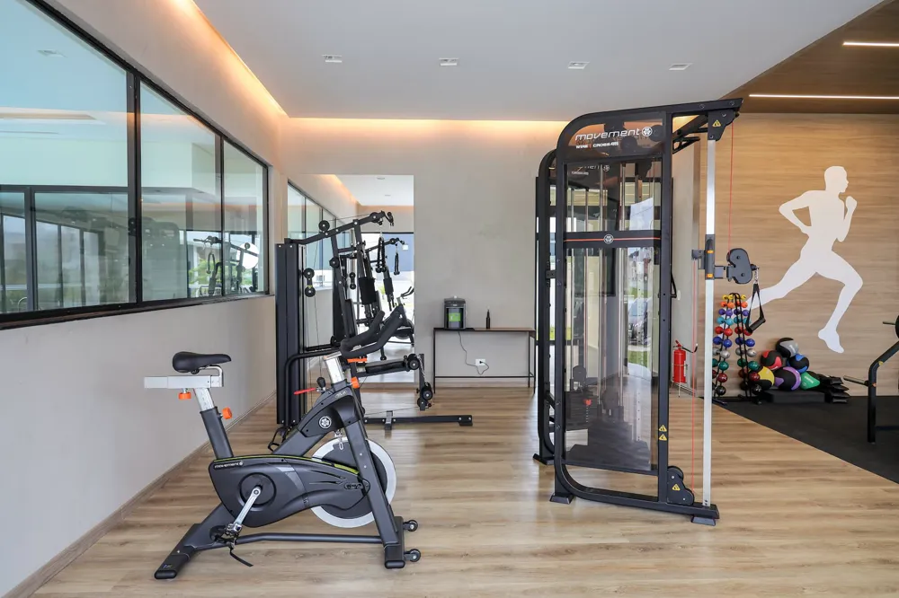 Academia — equipada, com vista para o jardim