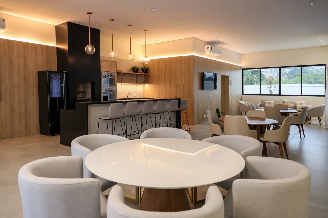 Espaço gourmet — cozinha de apoio e mesas