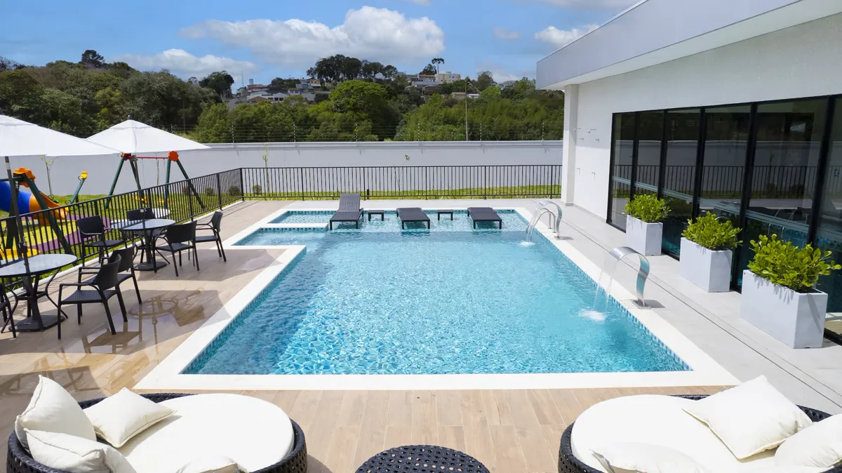 Piscina descoberta — deck, espreguiçadeiras e ombrelones
