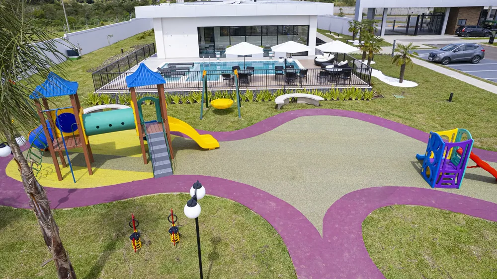 Praça das crianças — circuito de brincar ao ar livre