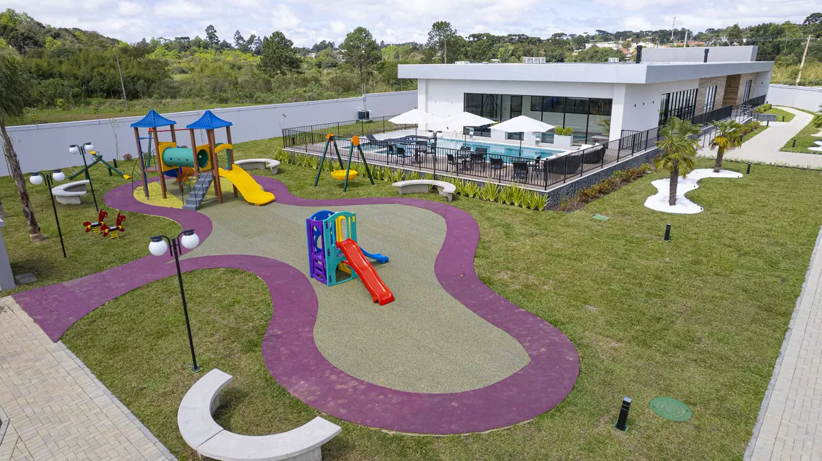 Playground — piso emborrachado e brinquedos